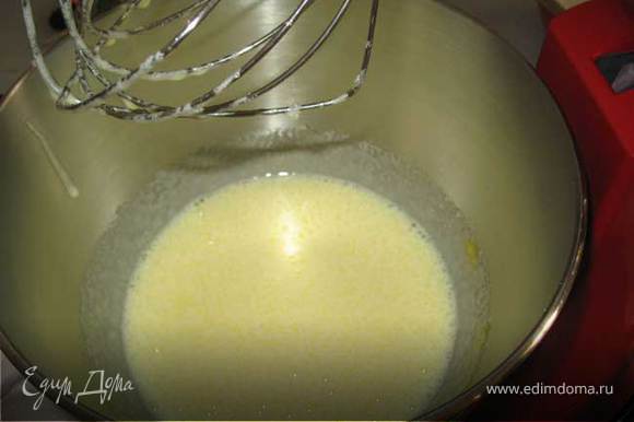 Тесто: Миксером( на медленной скорости) смешиваем масло и сахарную пудру. Добавляем яица .