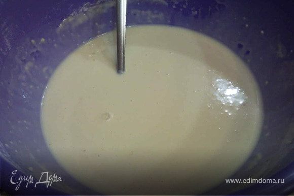 Смешать яйца и сухие ннгридиенты для теста, постепенно ввести молоко, до получения консистенции сметаны. Влить в тесто подсолнечное масло и хорошо перемешать до получения однородной массы.