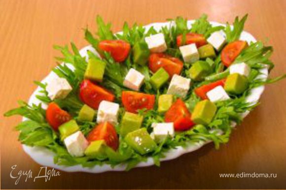 На тарелку выложить листья салата. На салат выложить авокадо, помидоры, фету. Полить заправкой. Приятного аппетита!