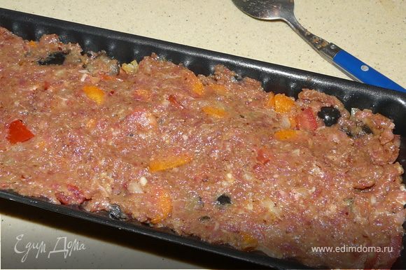 Затем добавить поджареный лук+морковка, оливки и нарезаный помидор. Перемешать, сложить в форму, смазаную оливковым маслом.