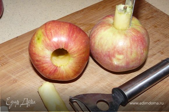 Яблоки почистить, порезать на маленькие куски.