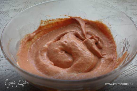 Делаем соус - сметану смешиваем с кетчупом или томатным соусом по вкусу ( чтоб в целом получилось грамм 150-200. Добавляем его в мясной бульон, солим перчим - заливка для голубцов готова.