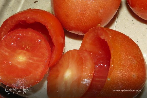 Подготовить помидоры, срезав крышки и вынув ложкой внутренность. Мякоть порезать, посолить, добавить сахар, перец.