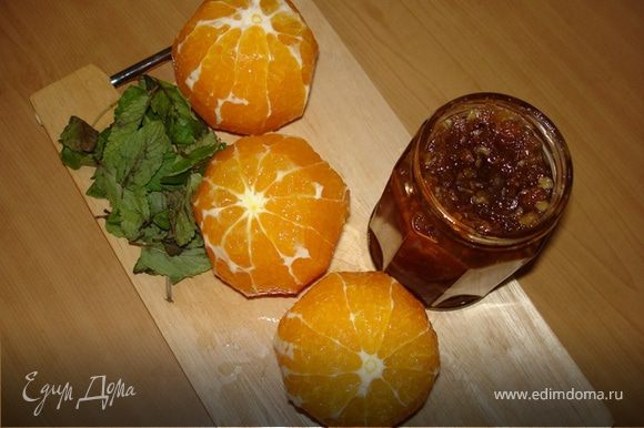 Пока остывает бисквит, готовится начинка. Нарезнные апельсины, из которых слит сок, соединить с мармеладом (у меня домашний цитрусовый джем http://www.edimdoma.ru/recipes/11586 ) и перемешать. Я добавила немного мелко нарезанной мяты.