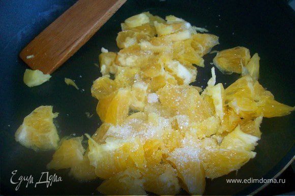 Мелко нарезать апельсины. Кинуть их на раскаленную сковороду, чтобы они выпустили сок. После этого добавить немного сахара и готовить несколько минут. Смешать апельсины с готовой кашей, украсить ананасами.