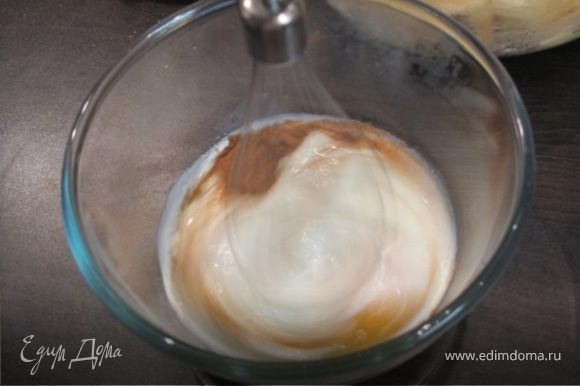 2 яйца взбейте со сливками, оставшимся ванильным сахаром и корицей.
