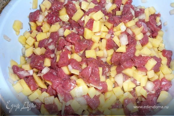Мясо нарежьте на маленькие кусочки, картошку — на небольшие брусочки, лук мелко нашинкуйте. Все смешайте и приправьте солью и перцем. Наша начинка готова.