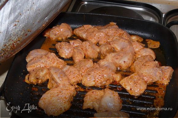 Жарить курицу на гриле (можно на шпажках). Подать с соусом и таббуле (ливанское блюдо из пшеницы)http://www.edimdoma.ru/recipes/14735