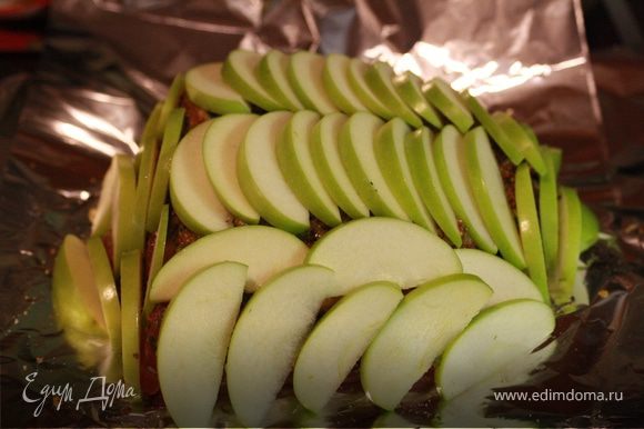Подготовим яблоки. Нарежем полу- дольками толщиной 5-7 мм. Уложим яблоки ровным слоем на буженину. Я сделала рядами.