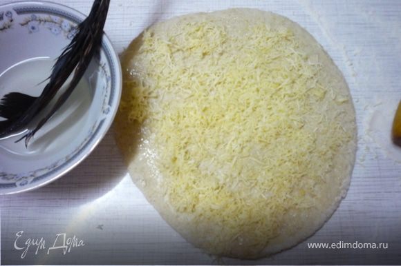 Для сырного багета "Сырная палочка" большую часть сыра (60 г) трем на мелкой терке. Раскатываем тесто как для классического багета, но на тех этапах где мы смазываем тесто маслом, еще и посыпаем тесто мелко натертым сыром и раскатываем как обычно. Верх багета смазываем водой, а не маслом и посыпаем тертым на крупной терке сыром. Делаем два длинных продольных надреза на 1/3 глубины багета вдоль и оставляем расстаиваться минут на 20.