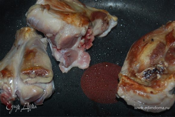 Обжариваем слегка мясо на сковородке, добавляем к нему натертую на крупной терке морковь и порезанный лук.