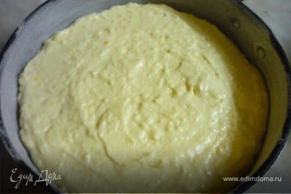 Сливочное масло комнатной температуре растираем с сахаром добела, по одному добавляем яйца, продолжая взбивать на высокой скорости миксера. Миксер выключаем, добавляем муку с разрыхлителем и лимон, аккуратно перемешиваем ложкой снизу вверх (или миксером на минимальной скорости). Форму (24 см) смазать сливочным маслом и присыпать мукой.