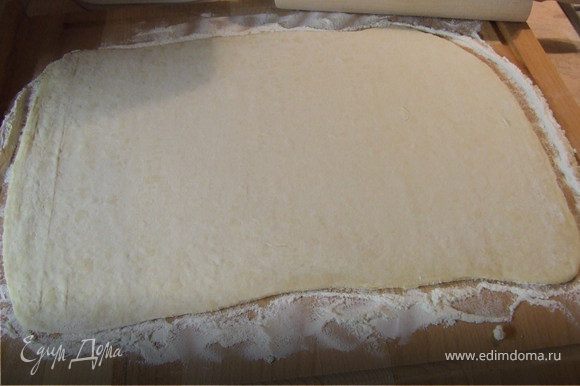 Раскатываем тесто примерно толщиной 0,5 см