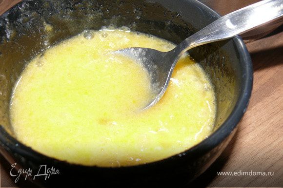 Молоко поставить на плиту,дать закипеть.В это время - взбить яйцо,1/4 стак. сахара ванилин и муку.