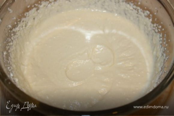 Охлажденное тесто выложите в смазанную маслом разъемную форму так, чтобы получились бортики высотой около 4–5 см.