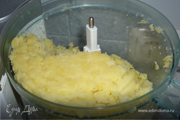 Картошку отварить, дать немного остыть, почистить, натереть на крупной терке (можно воспользоваться комбайном). Лук мелко порезать.