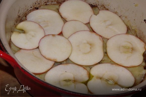Переложить мясо в огнеупорную посуду (смазать), духовка 250С. Выложить сверху пюре, а на пюре пластинки яблок. Запечь ок. 15 минут.