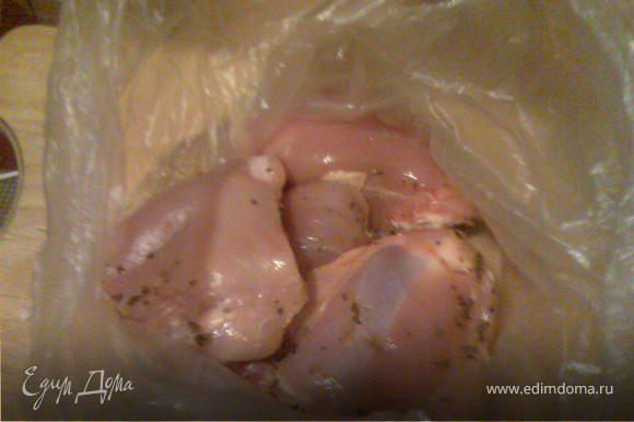 Куриные бедрышки тщательно моем, очищаем от шкурки. Делаем сухой маринад - смешиваем ингредиенты, для этого предназначенные , натираем ими куриные бедрышки, плотно запаковываем в пакет и отправляем в холодилиник минимум на час.