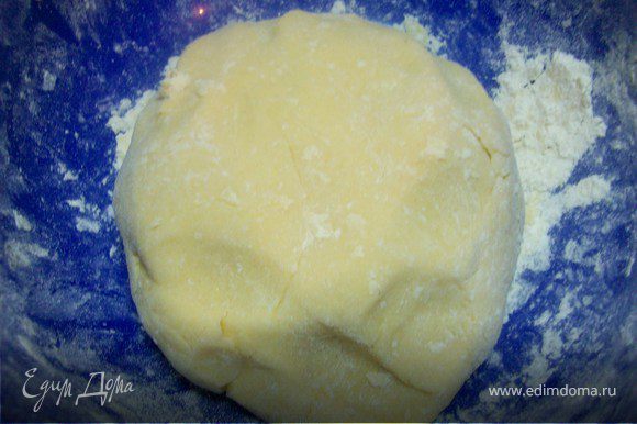 Нужно растереть маргарин с сахаром и ванильным сахаром. Добавляем яйцо, разрыхлитель, муку. Замешиваем тесто.