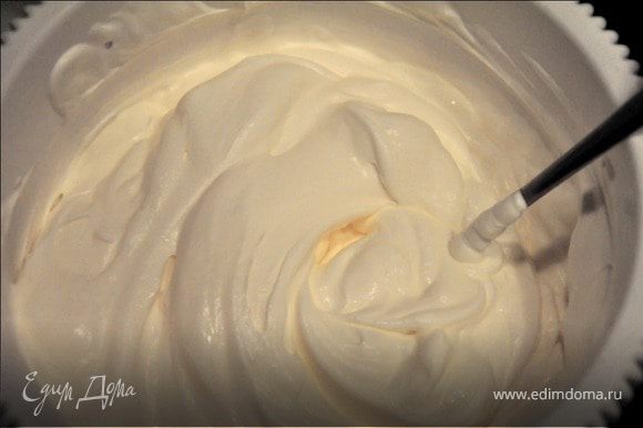 Смешиваем аккуратно сливочную массу с йогуртовой, чтобы не осели сливки.