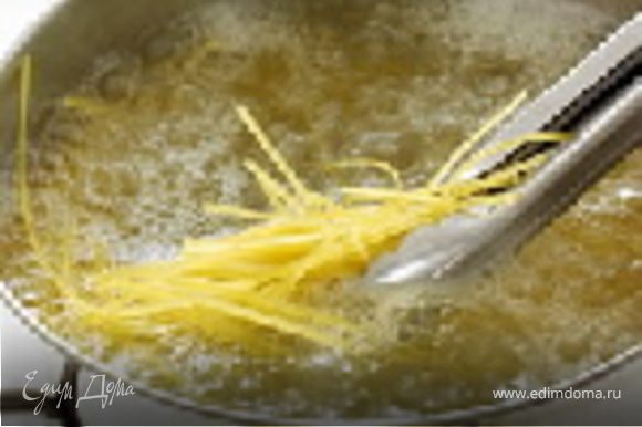 В сильно подсоленой воде отварить спагетти, как написано на упаковке. Когда вы начнете сливать спагетти, ополосните сначала дуршлаг кипятком - это нагреет его и подготовит к горячим спагетти. Не сливайте слишком хорошо - несколько капель жидкости должно остаться, чтобы спагетти не пересохли. Поставьте дуршлаг с спагетти на кастрюлю, чтобы в нее стекала вся жидкость.