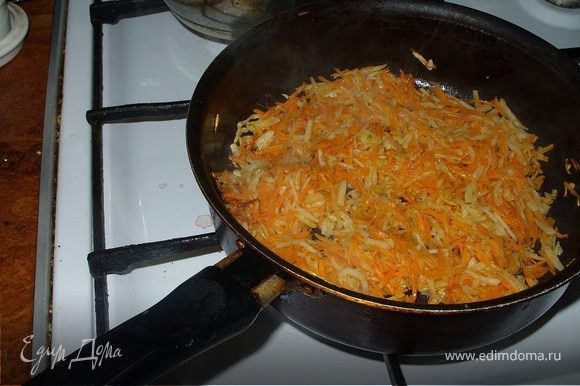 Пока грибы размокают, натрите на терке морковь, сельдерей, измельчите чеснок и небольшую луковицу, обжарьте овощи на растительном масле.