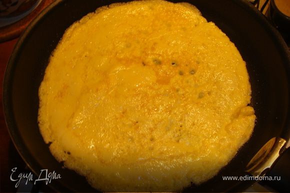Желтки взбить с яйцом и поджарить на сковордке в виде тонкого блинчика, охладить.
