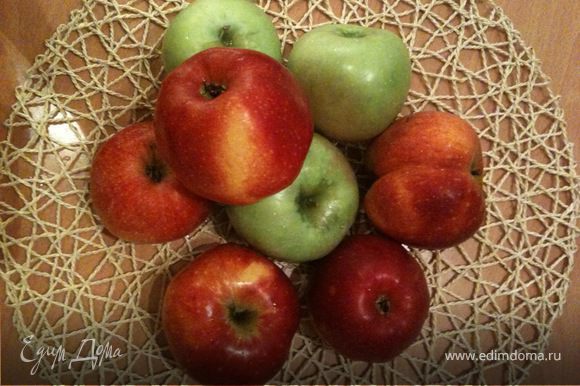 Берем яблоки (желательно разные сорта - так будет и вкуснее, и ароматнее) - 7-8 штук, удаляем сердцевину и натираем на крупной терке. Мелкую терку использовать не рекомендую, так как начинка превратится в кашу.