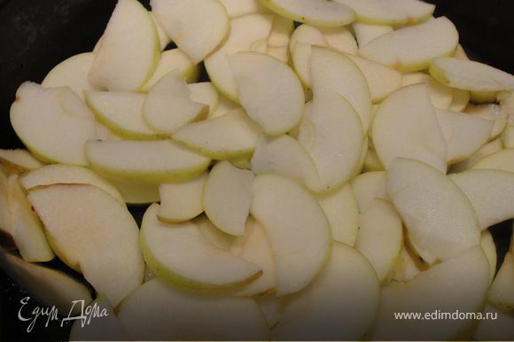 Тесто очень хорошо подходит, поэтому надо взять форму или повыше, или побольше диаметром. Смазать ее маслом, разложить дольки яблок.