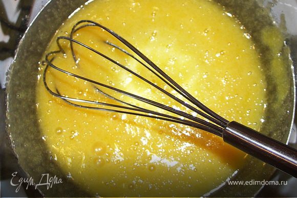 Желтки с сахаром(50г) взбивать венчиком на паровой бане в огнеупорной посуде.