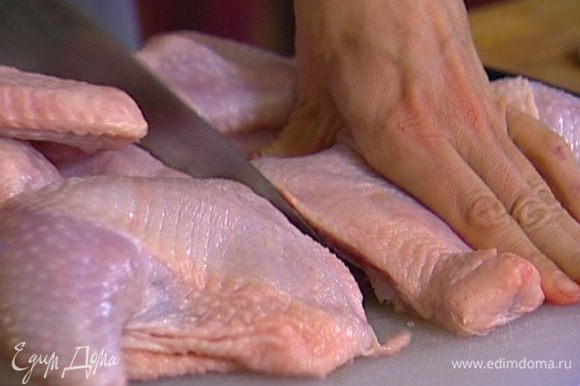 Тушку цыпленка разрезать на части, отделить мясо от костей и нарезать небольшими кусочками — по 3–4 см.