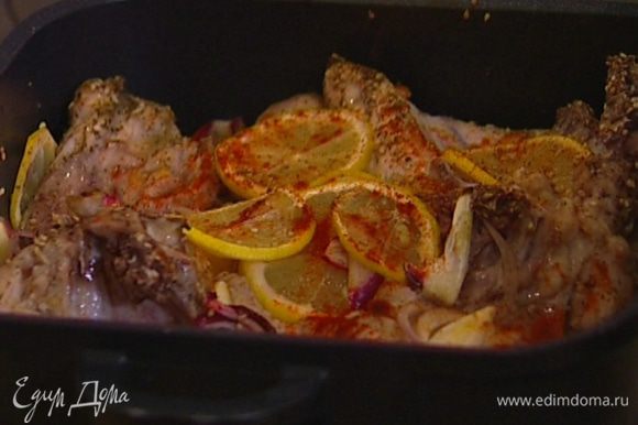 Отправить в сковороду кусочки цыпленка, накрыть крышкой и готовить на небольшом огне около 20 минут.