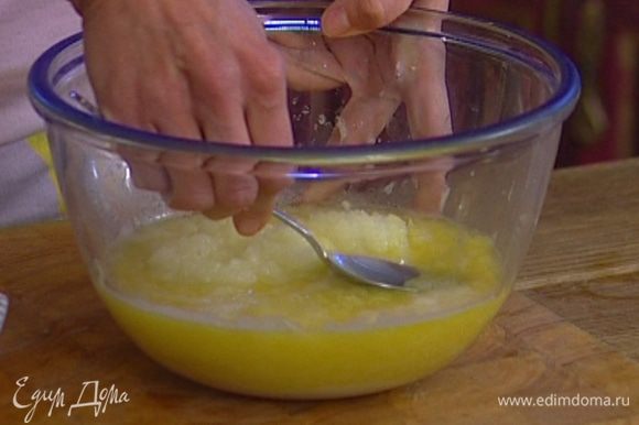 Картофель и лук почистить и натереть на самой мелкой терке, затем убрать ложкой лишнюю жидкость с поверхности картофельной массы.