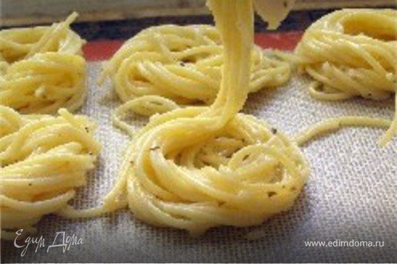 На противень положить промасленную бумагу для выпечки Выложить спагетти придав им круглую форму диаметром 6-7 см.