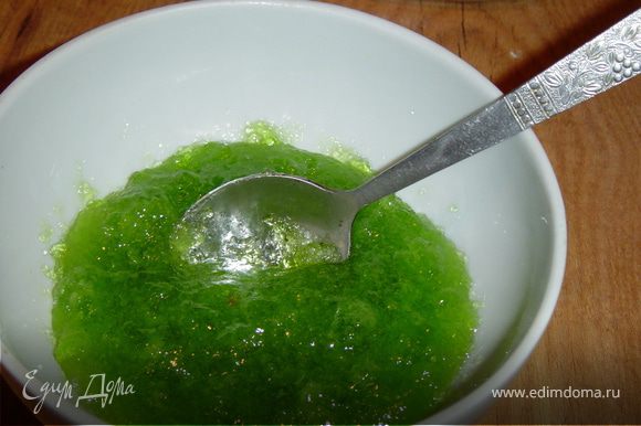 Обычный мармелад, зеленого цвета, надо растопить в микроволновой печи
