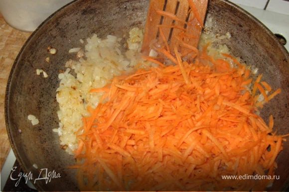 Лук нарезаем мелкими кубиками, морковь натераем на крупную терку и пережариваем на растительном масле. Сначала лук до золотистого цвета, потом добавляем к нему лавровый лист и морковь. Пожарили до готовности, немного солим и удаляем лаврушку. Попутно подготавливаем шпинат. Если шпинат свежий - слегка привариваем и даем хорошо стечь воде. Если мороженный - размораживаем и отжимаем влагу. Мелко рубим петрушку и перемешиваем со шпинатом.