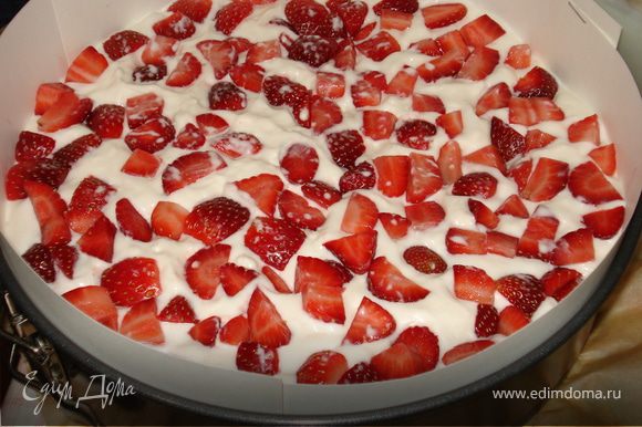 Затем разложить порезанные или целые ягоды и залить оставшимся кремом, вверх разровнять и поставить на 4 часа в холодильник.