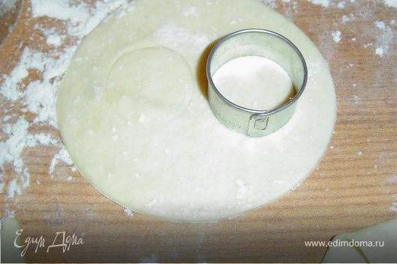 Раскатываем слоеное тесто и выемкой вырезаем два одинаковых круга.