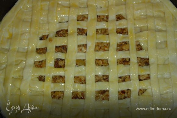 Оформляем верх пирога, смазываем желтком и выпекаем пирог в духовке при температуре 180 гр. до золотистого цвета.