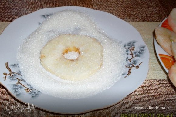 Разогреть сковороду с растительным маслом. Яблоки макать сначала в сахар, потом в тесто (легче это делать не вилкой, а руками) и жарить до золотистого цвета. Всего ок.4-5мин.
