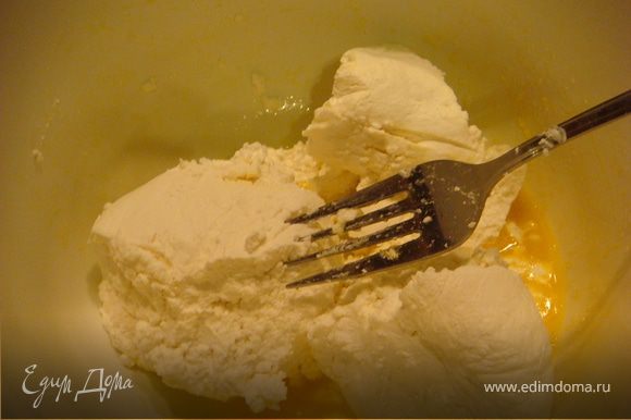 Подбить яйцо с сахаром, добавить творог, муку, соль и вымешать с помощью вилки до однородности.