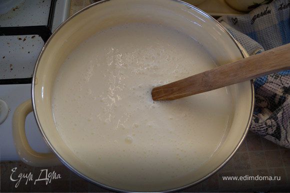 Тесто. Яйца перетираем с сахаром. В кефир добавляем уксус и соду. Пусть все постоит 10 минут. Сахар растает, кефир увеличится в 2 раза.