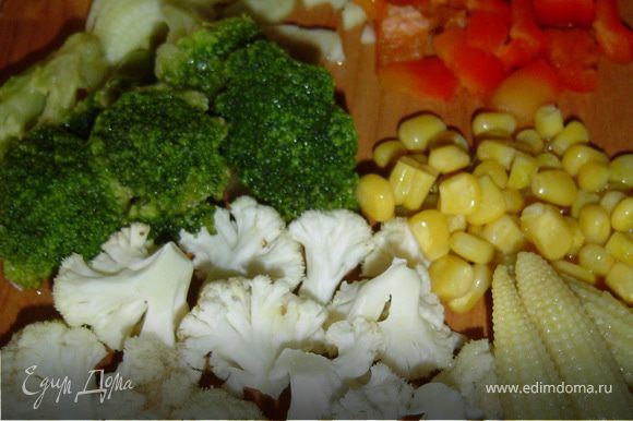 Брокколи и цветную капусту разделяем на маленькие соцветия, перец очищаем от семян и нарезаем небольшими кубиками, отвариваем кукурузу (или берем консервированную), очищаем и измельчаем лук.
