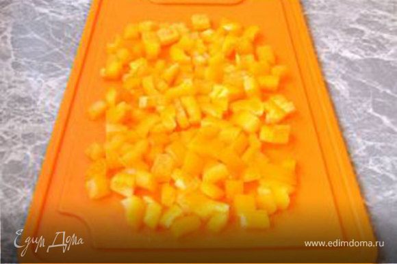 Сначала морковь вымойте и очистите. Натрите её на крупной терке и сбрызнете лимонным соком. Огурец вымойте, при желании очистите от кожуры и нарежьте кубиками. Перец вымойте, вырежьте плодоножку, очистите от семян и порежьте кубиками. Адыгейский сыр также порежьте кубиками.