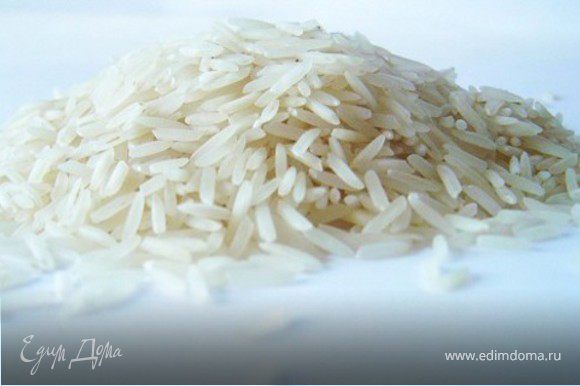 Смесь длиннозерного и дикого риса сначала нужно отварить в подсоленной воде до готовности, а затем остудить.Перемешайте рис с нарезанными ингредиентами - сладким перцем и салатом.