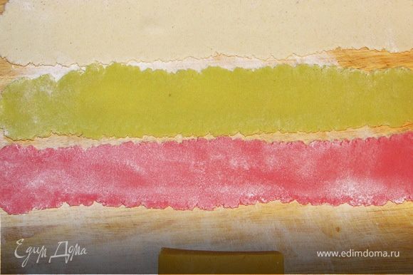 Цветной марципан раскатать на доске и собрать из него обёртку нужной нам длины и ширины.