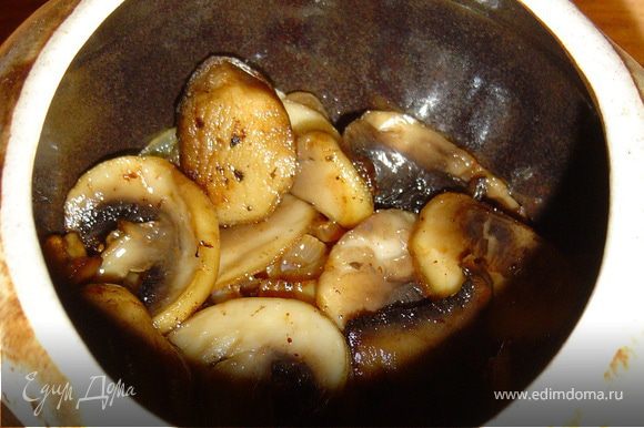 Следующий слой - грибы, сбрызгиваем соевым соусом.