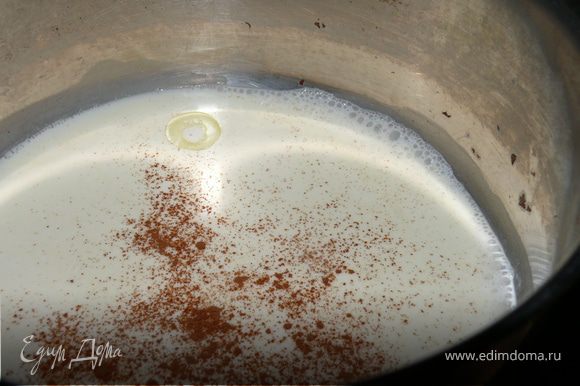 В кастрюльку вылить молоко и сливки, довести до кипения.Добавить сахар, ессенцию( или корицу)и кофе.Не давать закипеть!