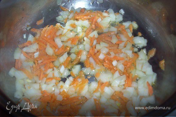 В кастрюльке в которой будем варить суп - пассеруем на оливковом масле мелко нарезанный лук и морковь, натертую на терке.