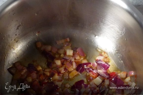 Лук, чеснок мелко порезать и немного обжарить в масле. Добавить томат пасту и перемешать.